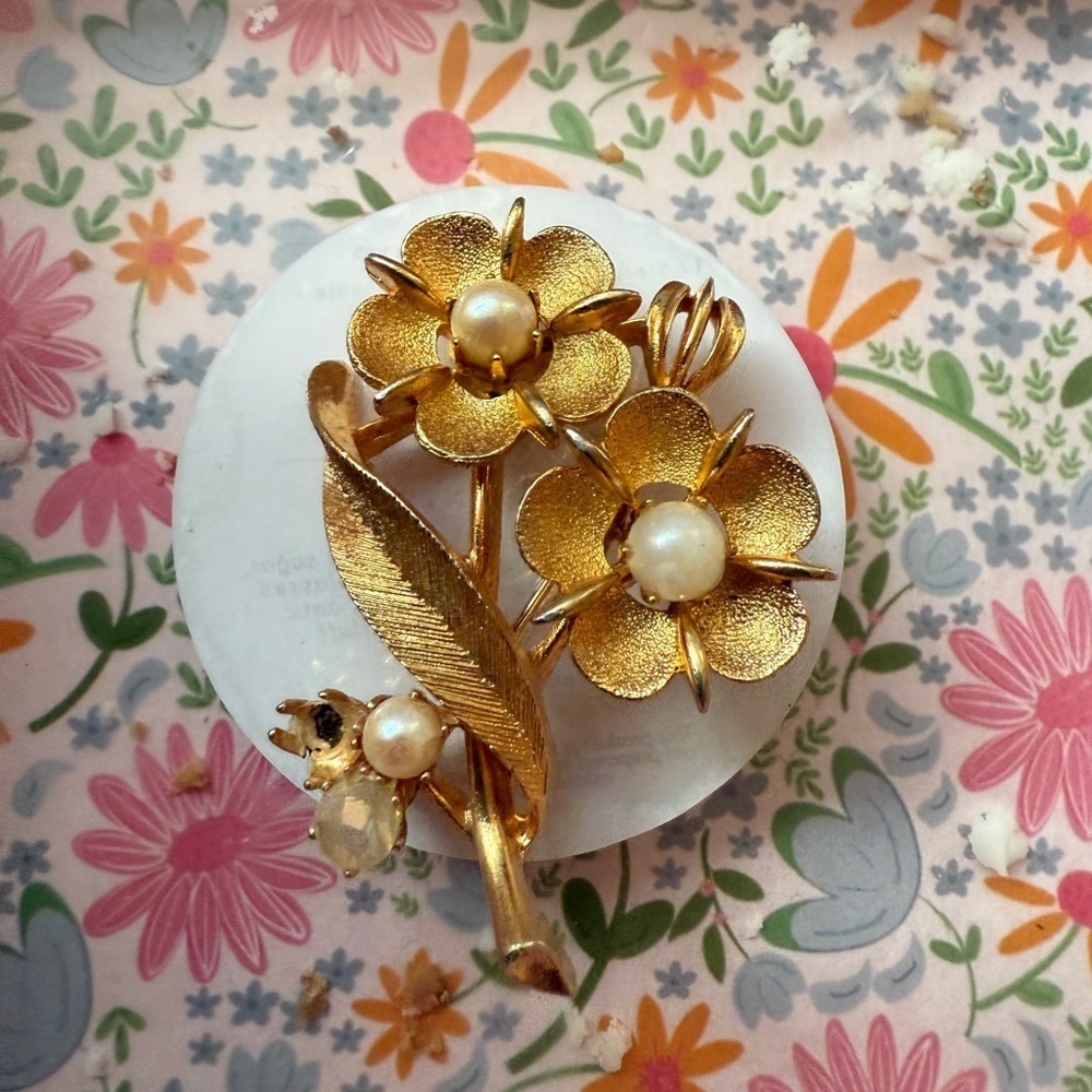 Vintage Lisner Gold Tone Floral and Pearl Brooch